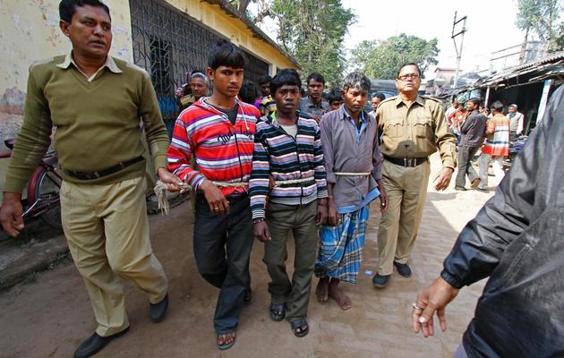 Des suspects du viol collectif sont emmenés par la police, près de Subalpur en Inde le 23 janvier 2014 [ / AFP]