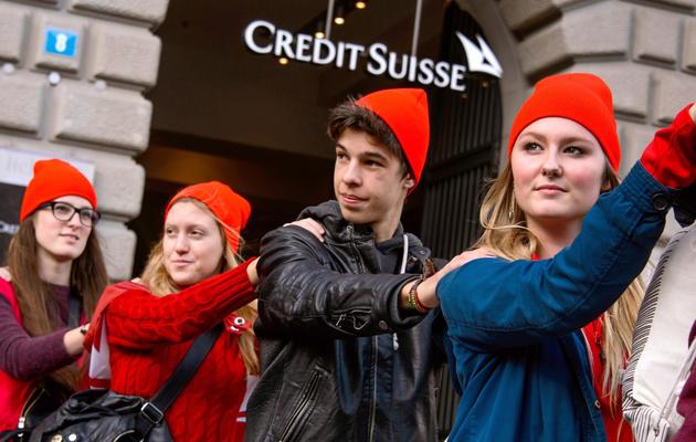 Des Jeunes socialistes manifestent pour la limitation des gros salaires en Suisse, le 2 novembre 2013 devant une agence de la banque Crédit Suisse à Zurich [Fabrice Coffrini / AFP/Archives]