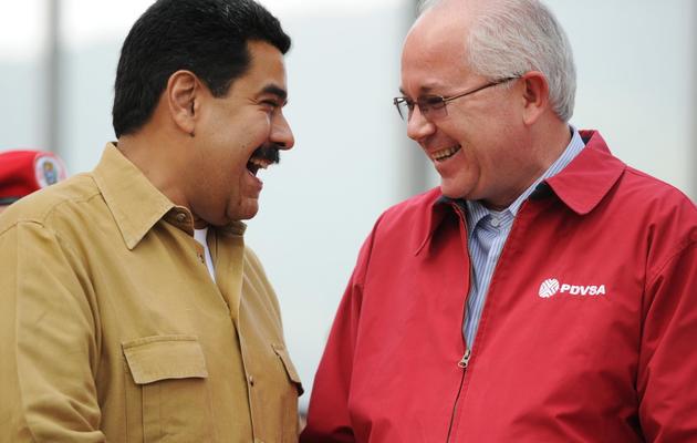 Le président vénézuélien Nicolas Maduro (g) et Rafael Ramirez,  ministre du Pétrole et président de la compagnie pétrolière publique du Venezuela (PDVSA), le 5 août 2013 à Caracas [Leo Ramirez / AFP/Archives]