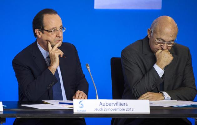 François Hollande et Michel Sapin à Aubervilliers en banlieue parisienne, le 28 novembre 2013 [Etienne Laurent / Pool/AFP/Archives]