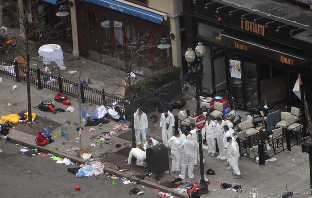 Des enquêteurs à Boston le 16 avril 2013 au lendemain de  l'explosion de deux bombes artisanales sur la ligne d'arrivée du marathon qui a fait 3 morts et 260 blessés [Darren Mccollester / Getty/AFP/Archives]