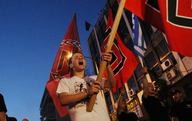 Des partisans d'Aube dorée chantent l'hymne grec le 17 juin 2012 à Thessalonique [Sakis Mitrolidis / AFP/Archives]
