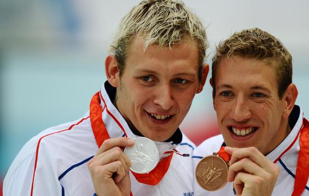 Les nageurs français Amaury Leveaux et Alain Bernard, médaillés d'argent et de bronze du 50 m nage libre, le 16 août 2008 au JO de Pékin [Martin Bureau / AFP/Archives]