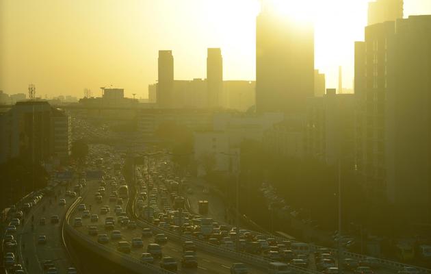 Une vue générale de la ville de Tianjin, à 120 km de Pékin, sous une chape de pollution à cause des embouteillages, le 10 octobre 2013  [Ed Jones / AFP/Archives]