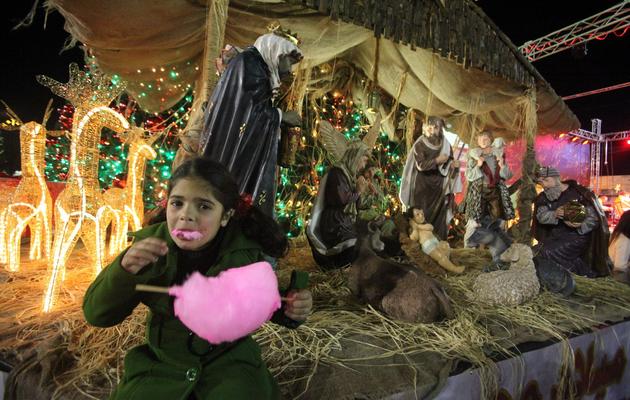 Une petite fille mange de la barbe à papa devant la crèche de l'église de la Nativité, le 24 décembre 2012 [Hazem Bader / AFP/Archives]