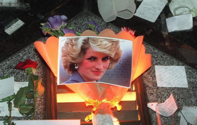Une photo de la princesse Diana entourée de mots de sympathie alors que des personnes sont venues lui rendre hommage, le 29 août 1998 près du pont de l'Alma à Paris [Jack Guez / AFP/Archives]
