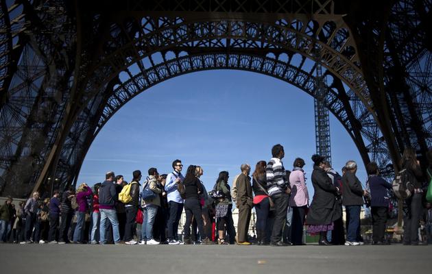 File d'attente de touristes le 26 mars 2012 au pied de la Tour Eiffel [Fred Dufour / AFP/Archives]