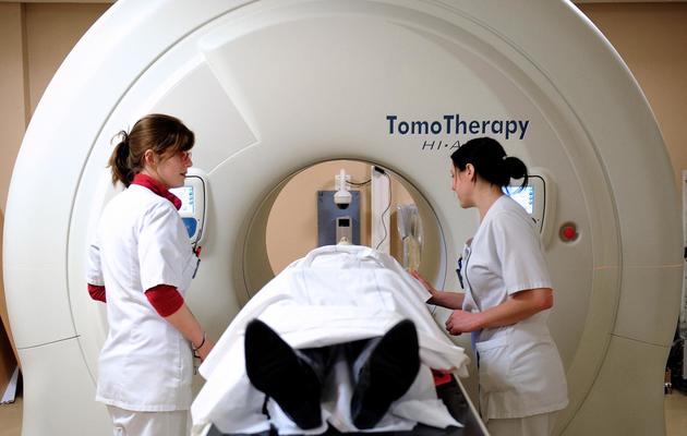 Un patient s'apprête à recevoir un traitement par tomothérapie le 6 février 2013 dans un centre spécialisé  de Lille [Philippe Huguen / AFP/Archives]
