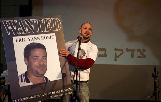Le petit ami de la victime Roy Peled montre une photo d'Éric Robic, le conducteur du véhicule qui avait fauché la jeune israélienne Lee Zeitouni, le 8 décembre 2011 à Tel Aviv [Jack Guez / AFP/Archives]