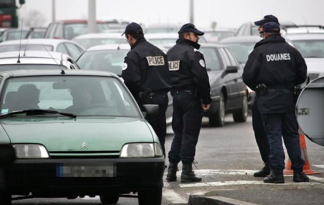 Des policiers et des douaniers français contrôlent des automobilistes en provenance d'Allemagne, où la législation en matière de pétards et feux d'artifice est moins restrictive qu'en France, le 28 décembre 2007 à Strasbourg. [Frederick Florin / AFP/Archives]