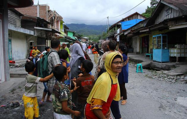 Des habitants du village de Lampahan après le séisme, le 2 juillet 2013 en Indonésie [Reza Juanda / AFP]