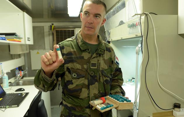 L'un des soldats français de l'équipe de quinze personnes du "Laboratoire multinational d'analyse et d'exploitation des engins explosifs improvisés" le 28 juin 2013 à Kaboul [Massoud Hossaini / AFP P]