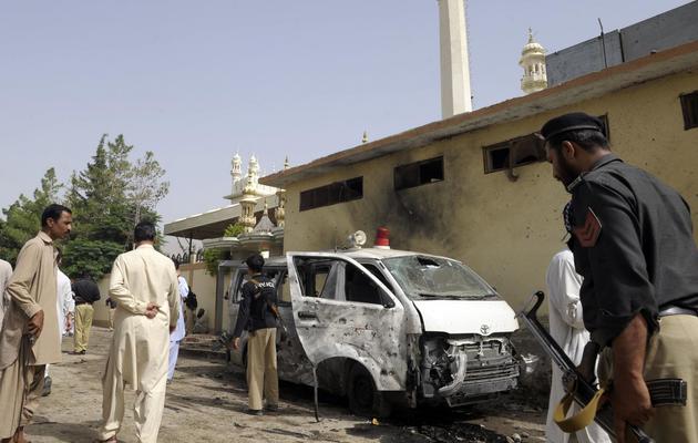 Des policiers sur les lieux d'un attentat à la bombe meurtrier, le 8 août 2013 à Quetta [Banaras Khan / AFP]