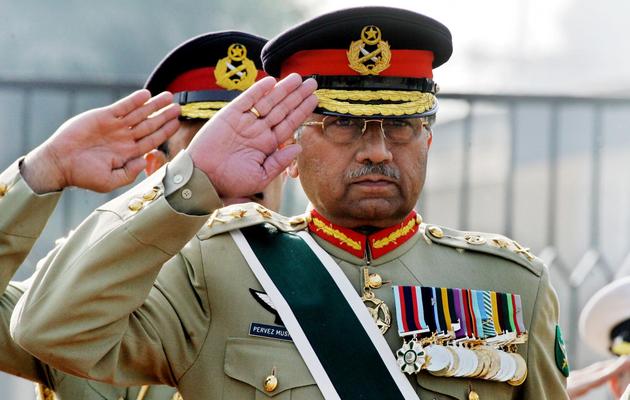 Le général Pervez Musharraf, alors président du Pakistan, au garde à vous lors d'une cérémonie en 2007 à Rawalpindi [Aamir Qureshi / AFP/Archives]
