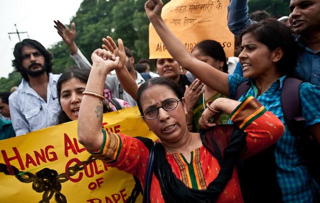 Manifestation devant le tribunal de New Delhi après le verdict de peine de mort de 4 accusés d'un viol collectif, le 13 septembre 2013 [Manan Vatsyayana / AFP]