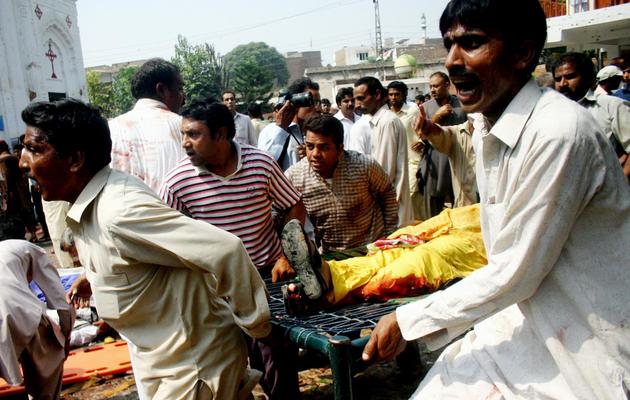 Le corps d'une victime est emmené le 22 septembre 2013 à Peshawar après un attentat suicide [STR / AFP]