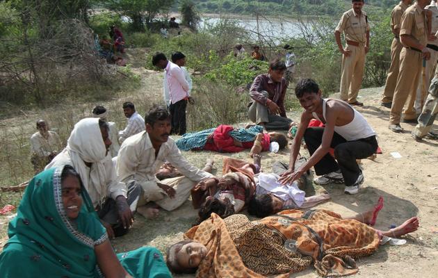 Des familles pleurent leurs proches tués dans la bousculade survenue le 13 octobre 2013 à proximité d'un temple du district de Datia, dans l'Etat du Madhya Pradesh [. / AFP]