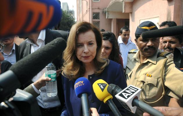 Valérie Trierweiler assaillie par les médias à l'issue de la visite qu'elle a effectuée le 27 janvier 2014 dans le  service pédiatrie de l'hôpital Sion à Bombay [Punit Paranjpe / AFP]