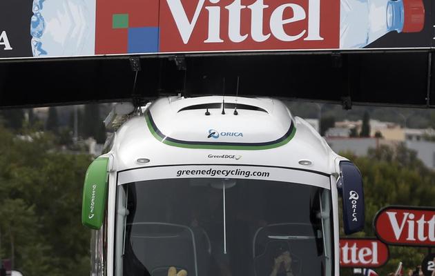 Le bus de l'équipe Orica bloqué sur la ligne d'arrivée de la 1ère étape du Tour de France à Bastia le 29 juin 2013 [JEFF PACHOUD / AFP Photo]