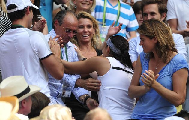 Marion Bartoli embrasse son père Walter dans les tribunes de Wimbledon après sa victoire en finale, le 6 juillet 2013 [Glyn Kirk / AFP]
