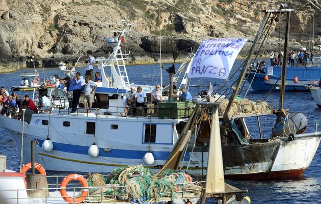 Des pêcheurs assistent à la venue du pape François, le 8 juillet 2013 sur l'île de Lampedusa [Andreas Solaro / AFP]