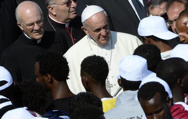 Le pape François (c) parle avec des migrants lors de sa visite sur l'île de Lampedusa, le 8 juillet 2013 [Andreas Solaro / AFP]