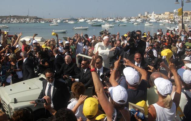 Le pape François salue la foule lors de sa visite, le 8 juillet 2013 sur l'île de Lampedusa [Marcello Paternostro / AFP]