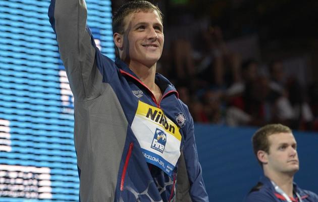 Ryan Lochte récompensé pour sa victoire sur 200 m dos, le 2 août 2013 lors des Championnats du monde de natation à Barcelone. [Lluis Gene / AFP]