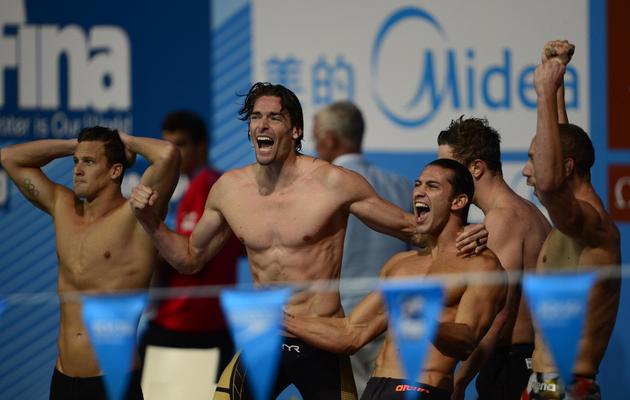 Le relais français du 4x100 m 4 nages exulte après avoir appris la disqualification des Américains, le 4 août 2013 aux Mondiaux de Barcelone [Javier Soriano / AFP]