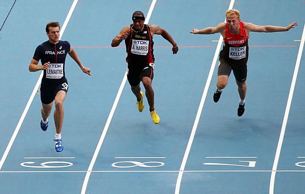 Christophe Lemaitre (g) à l'arrivée de sa série du 100 m des Mondiaux d'athlétisme le 10 août 2013 à Moscou [LOIC VENANCE / AFP Photo]