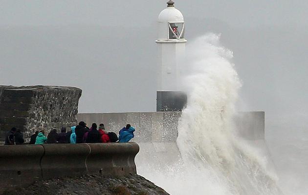 Tempête et fortes vagues dans le port de Porthcawl, le 27 octobre 2013 dans le sud de l'Angleterre [Geoff Caddick / AFP]