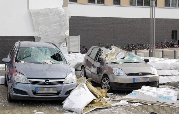 Des voitures endommagées par la chute de pierres de l'université de Goettingen en Allemagne, le 28 octobre 2013 [Stefan Rampfel / DPA/AFP]