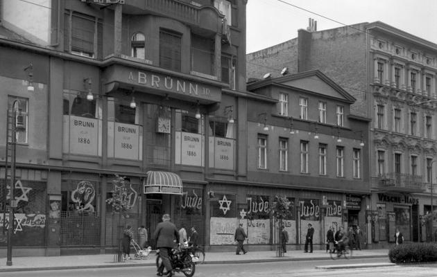 Le magasin berlinois A Bruenn JR, appartenant à des Juifs, vandalisé par les nazis et photographié au lendemain de  la Nuit de Cristal, le 10 novembre 1938 [ / AFP/Archives]