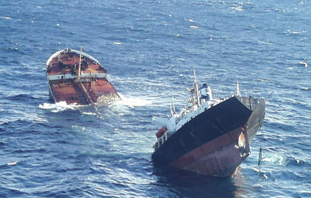 Le pétrolier Le Prestige, coupé, en deux coule au large de la Galice, le 19 novembre 2002 [ / AFP/Archives]