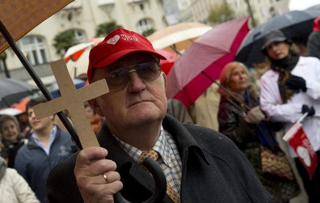 Un homme tient une croix dans une manifestation anti-avortement à Madrid le 17 novembre 2013 [Pierre-Philippe Marcou / AFP/Archives]