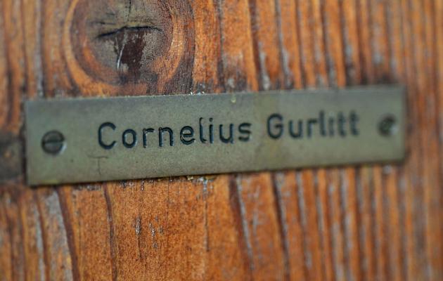 Plaque au nom de Cornelius Gurlitt disposée sur la porte de sa résidence à Salzbourg le 19 novembre 2013  [Wildbild / AFP]