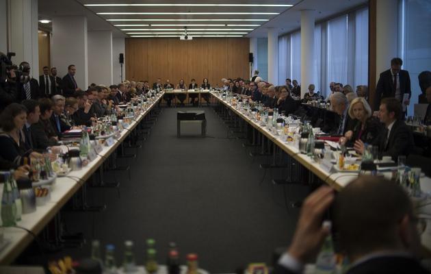 Des responsables des sociaux-démocrates du SPD et des conservateurs de la CDU/CSU réunis pour des négociations de coalition, le 21 novembre 2013 à Berlin [Johannes Eisele / AFP]