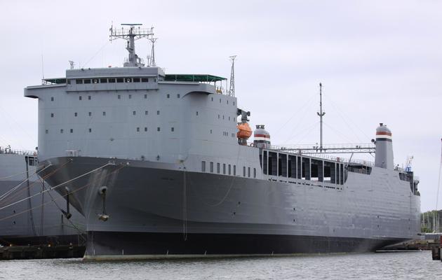Le MV Cape Ray (g), amarré dans le port de la base navale de Norfolk (Virginie, est), le 6 mai 2012 [Thoralf Doehring / AFP/Archives]