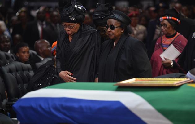 Graca Machel (G) derrière le cercueil de Mandela lors de ses funérailles le 15 décembre 2013 à Qunu  [Odd Andersen / AFP]