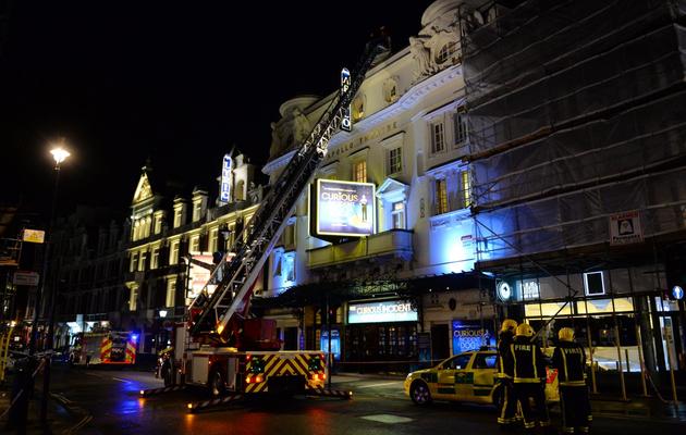 Des ambulances devant l'Apollo Theatre à Londres le 19 décembre 2013 [Leon Neal / AFP]
