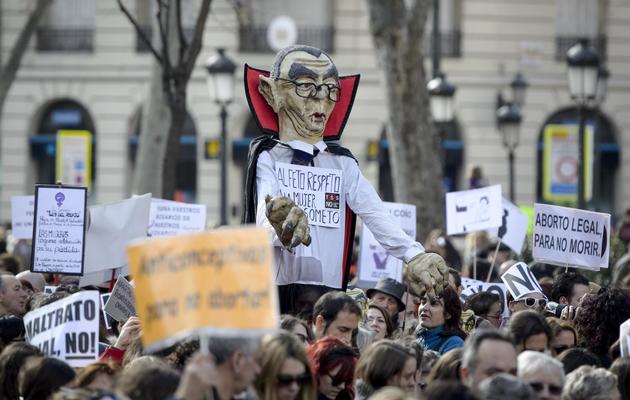 Des manifestants brandissent une caricature du ministre de la Justice Alberto Ruiz Gallardon déguisé en vampire, le 1er février 2014 à Madrid [Dani Pozo / AFP]