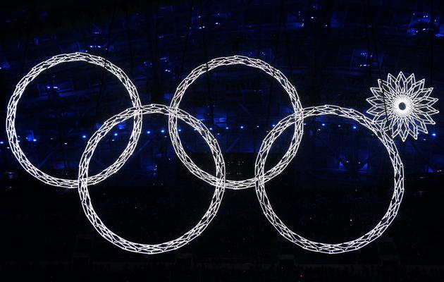 Les anneaux olympiques pendant la cérémonie d'ouverture des jeux Olympiques d'hiver en Russie, à Sotchi le 7 février 2014 [Andrej Isakovic / AFP]