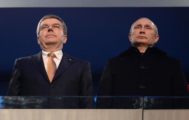 Le président russe Vladimir Poutine (à D) et le président du Comité international olympique Thomas Bach à la cérémonie d'ouverture des jeux Olympiques d'hiver en Russie, à Sotchi le 7 février 2014 [Andrej Isakovic / AFP]