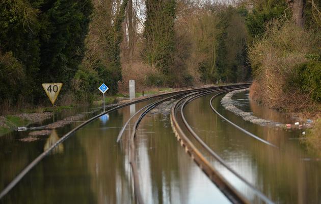 Des rails ferroviaires sous l'eau, à Datchet, dans la région de Berkshire, le 10 février 2014 [Ben Stansall / AFP]