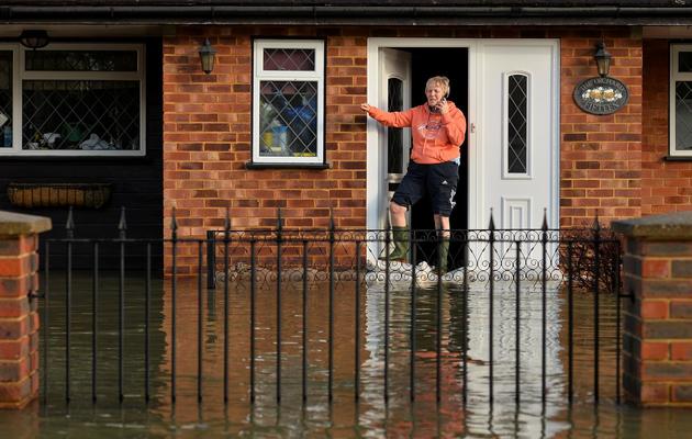 Une résidente de Wraysbury dans le Berkshire, le 10 février 2014, dans les inondations [Ben Stansall / AFP]