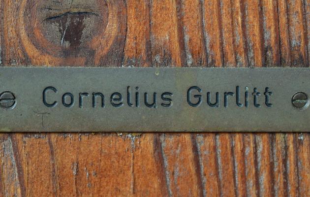 Plaque au nom de Cornelius Gurlitt sur sa maison à Salzbourg, en Autriche, où ont été découvretes 1.406 oeuvres, en partie probablement issues de pillages nazis [Wildbild / AFP]