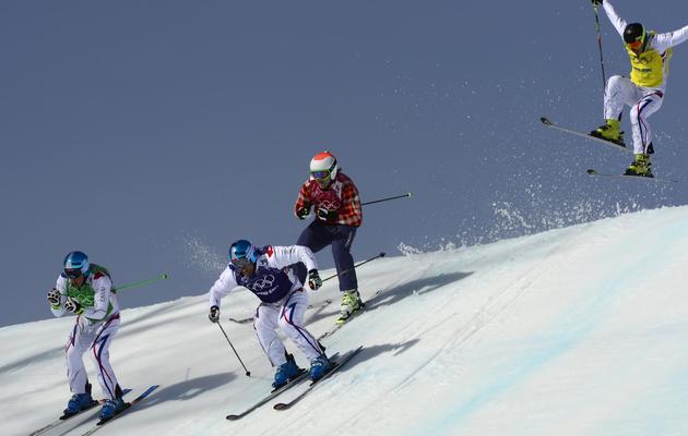 Les Français Arnaud Bovolenta (bleu), Jean Frédéric Chapuis (vert) et Jonathan Midol (jaune) lors de la finale du skicross messieurs aux JO de Sotchi, le 20 février 2014 à Rosa Khoutor [ / AFP]