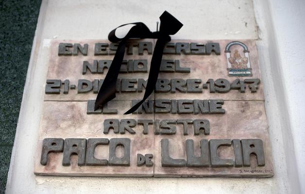 Un ruban noir en signe de deuil sur la maison du guitariste de flamenco Paco de Lucia à Algeciras, le 26 février 2014 [Jorge Guerrero / AFP]