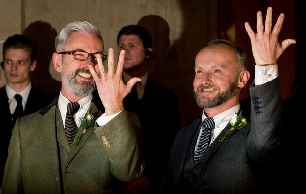 Andrew Wale et Neil Allard montrent leurs alliances à l'issue de leur mariage célébré le 29 mars 2014 à Brighton [Leon Neal / AFP]