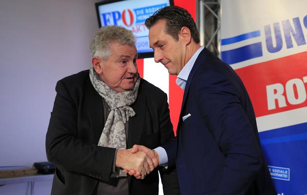 Andreas Mölzer (g), député européen du parti d'extrême-droite autrichien FPÖ, et le chef du FPÖ Heinz-Christian Strache, le 18 novembre 2013 à Vienne [Alexander Klein / AFP/Archives]